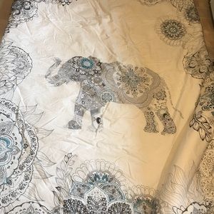 Selling my twin XL comforter and sheet set!